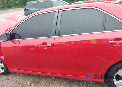 2014 Toyota Camry Se z USA, uszkodzony, nr VIN 4T1BF1FK0EU747857